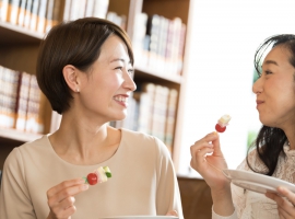 食事をする女性