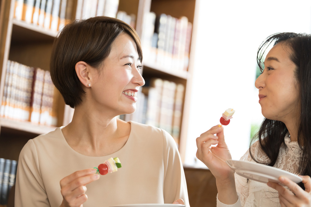 食事をする女性