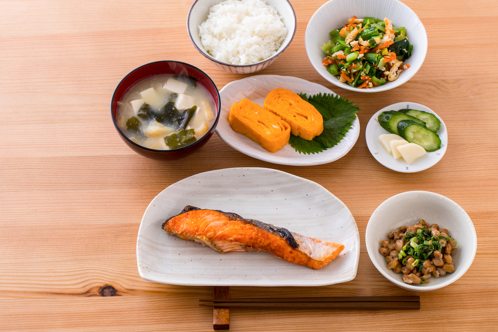 鮭、卵焼き、味噌汁、漬物、和食