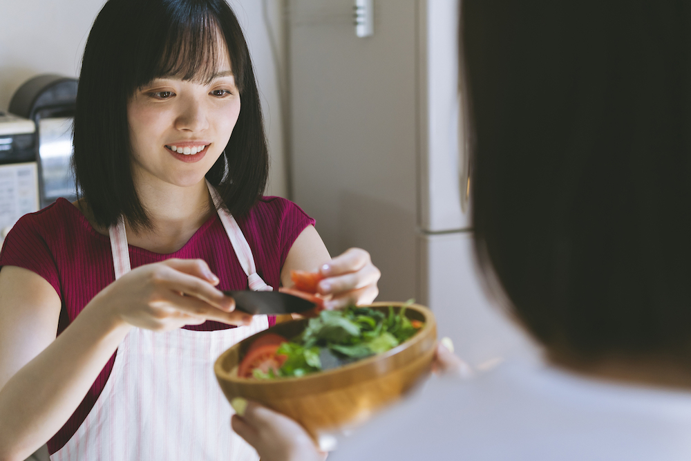 サラダを食べる女性