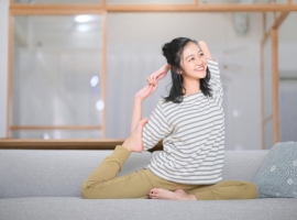 ヨガをする女性