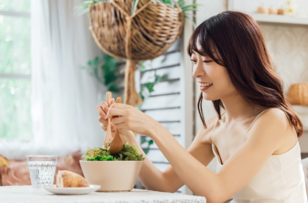 サラダを取り分ける女性