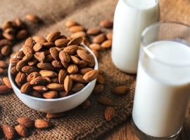 アーモンドミルクが健康に良いって本当？牛乳と違いや飲み方の注意点を解説！